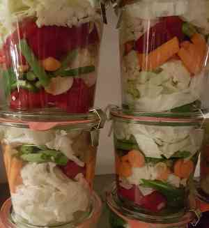 Mlande de lgumes lactoferments prsents dans leur pot en verre