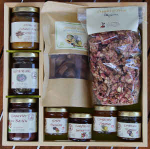 Assortiment produits petits djeuners : confiture, gele, granola, cuir de fruits